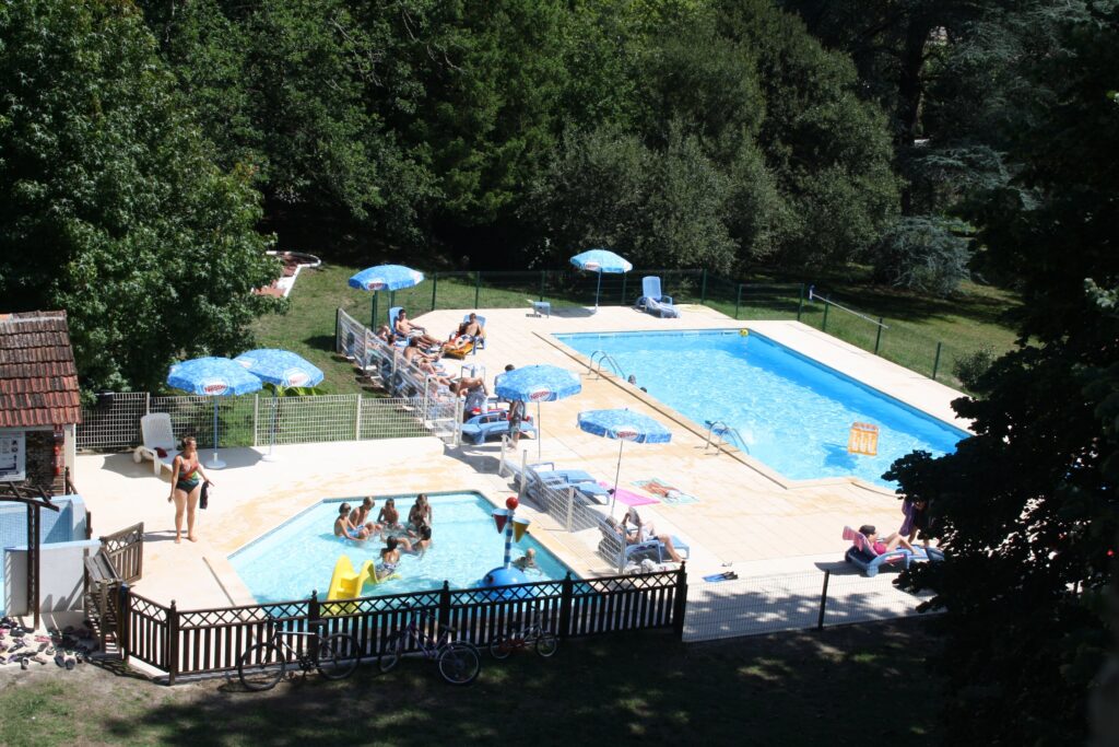 https://cdt64.media.tourinsoft.eu/upload/CDT-40-tfinal-Le-Clave-Piscine.jpg