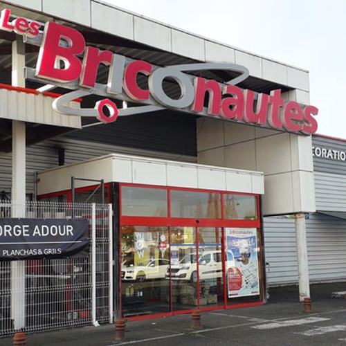 https://cdt64.media.tourinsoft.eu/upload/ba1a1c00-766a-4613-a030-43bc444b01c2-facade-briconautes-morcenx.jpg