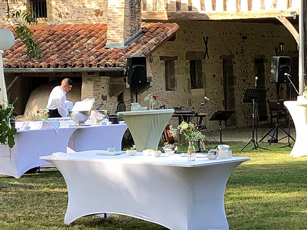https://cdt40.media.tourinsoft.eu/upload/Cocktail-devant-la-grange.jpg