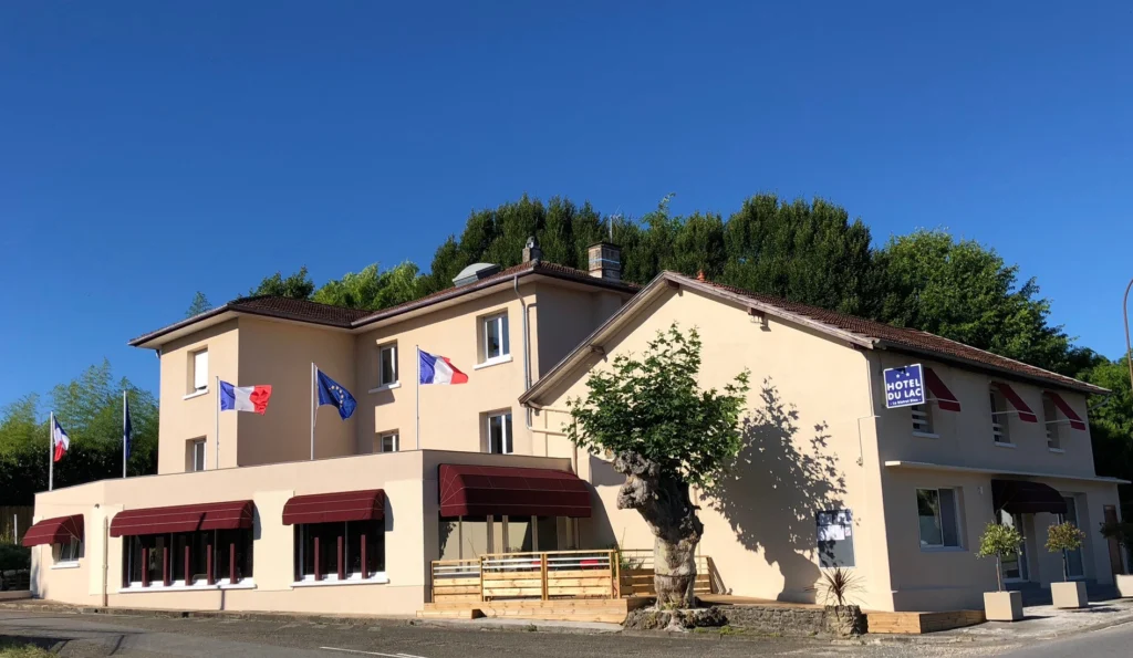 https://cdt64.media.tourinsoft.eu/upload/Auberge-du-lac-et-Bistrot-bleu.jpg